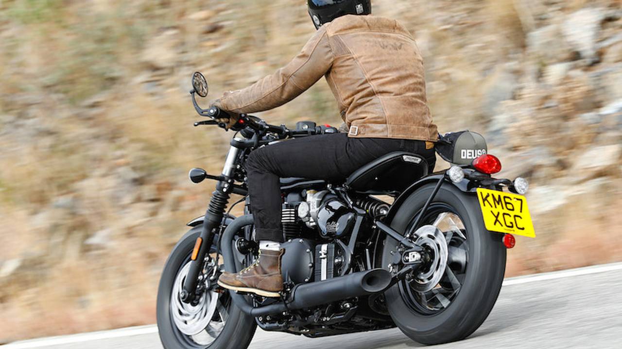 2018 Triumph Bonneville Bobber Black - First Ride
