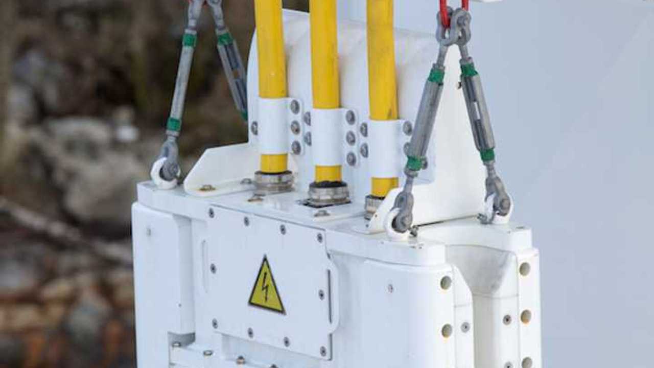 Big connectors for a big boat.