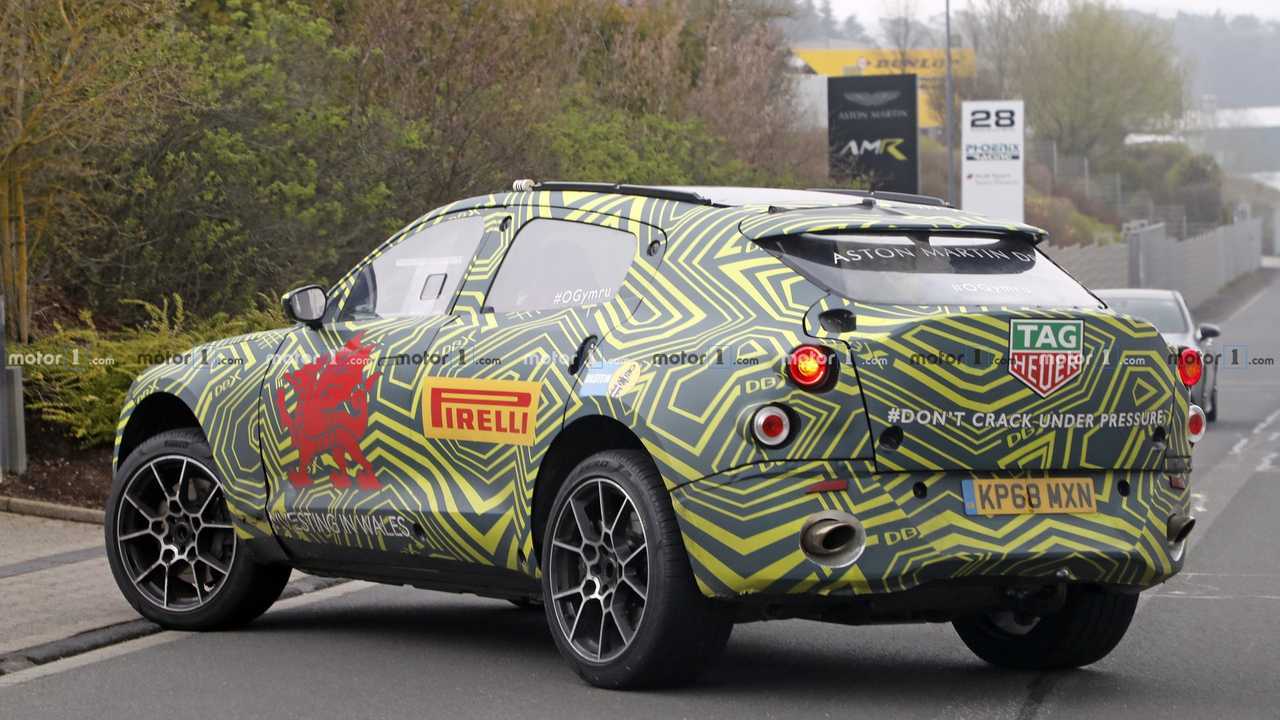 Aston Martin DBX, le foto spia