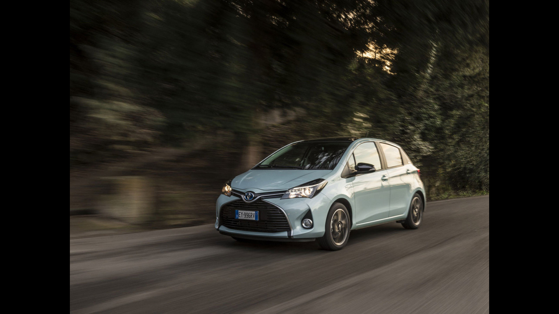 Toyota Yaris Hybrid diventa Glamour Foto
