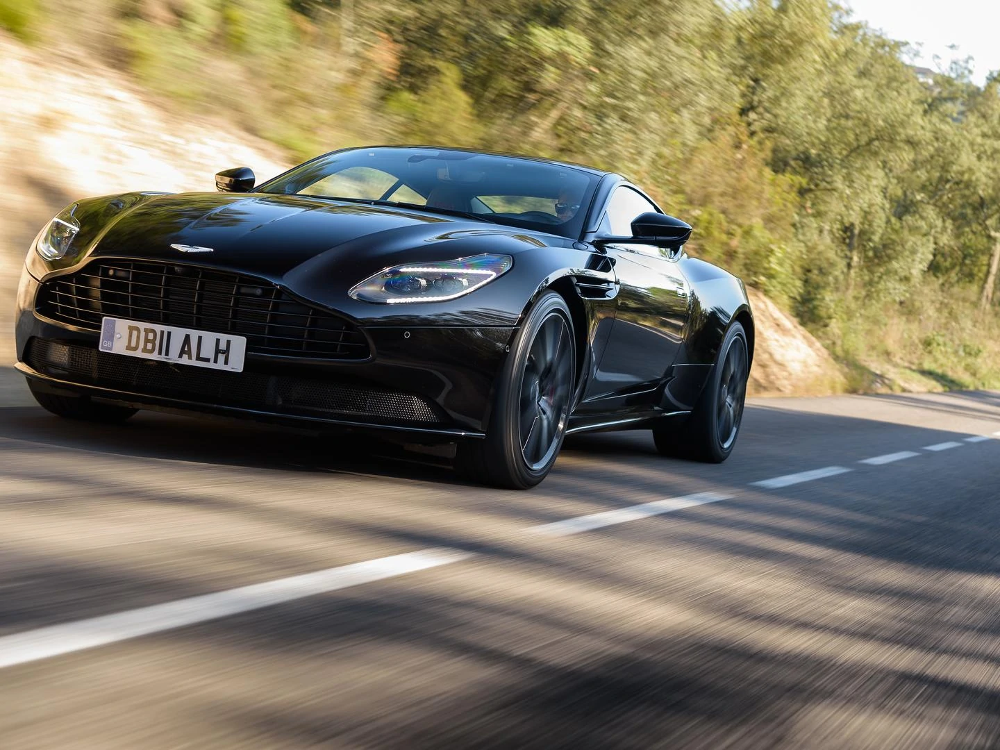 aston-martin-db11-v8.webp