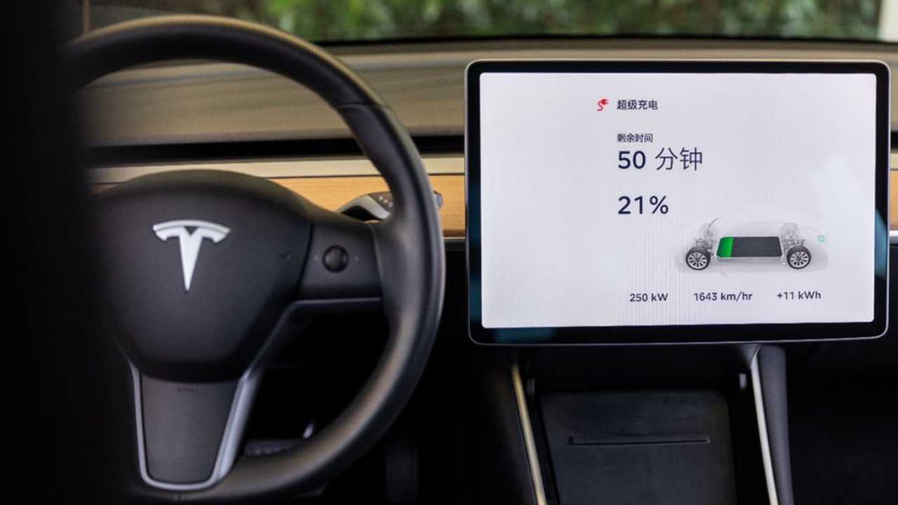 Tesla Model 3 Supercharging at 250 kW at V3 station in Beijing, China