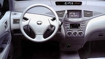 Toyota Prius I: Das Cockpit mit Instrumenten in der Mitte