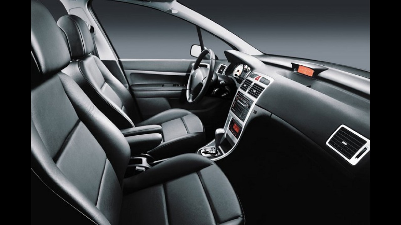 Peugeot 307 Hatch chega mais equipado na linha 2012 - Preços começam em R$ 53.490