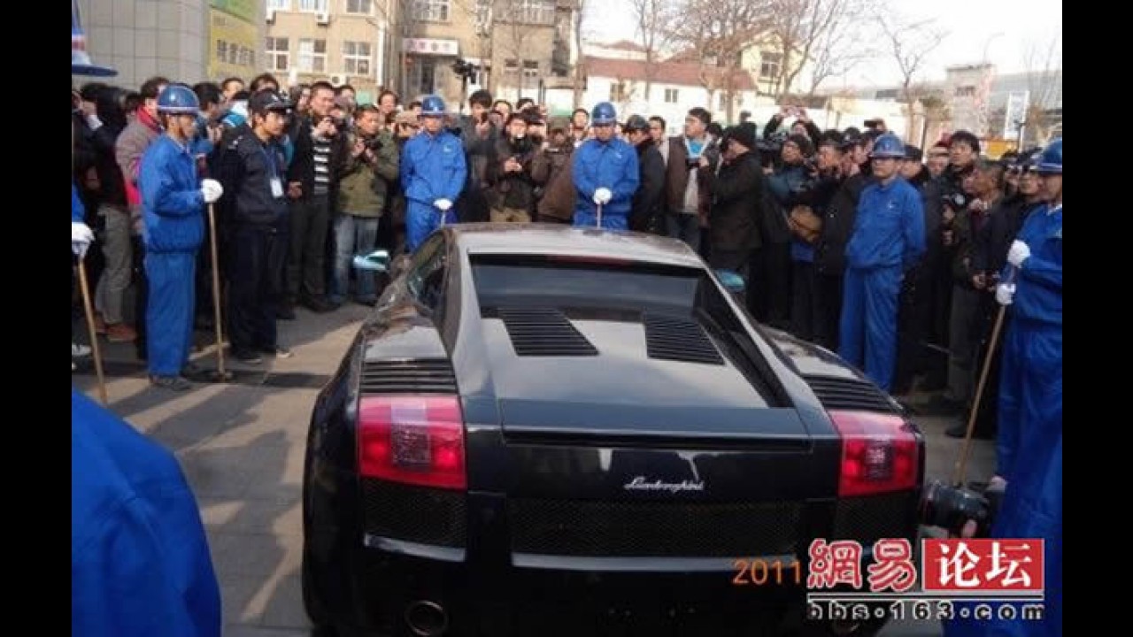 Chinês revoltado destrói Lamborghini Gallardo em praça pública - Fotos e Vídeo