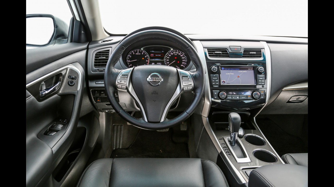Altima ou Corolla? Desconto deixa Nissan grande a preço de Toyota médio