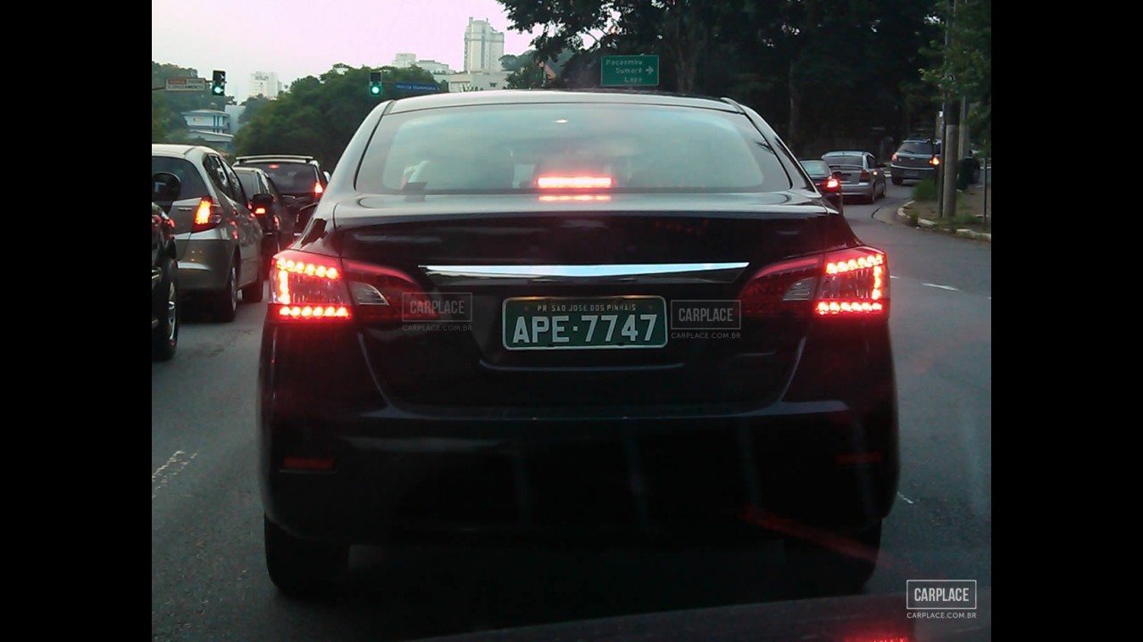 Flagra! Novo Sentra mantém motor e chega no segundo semestre