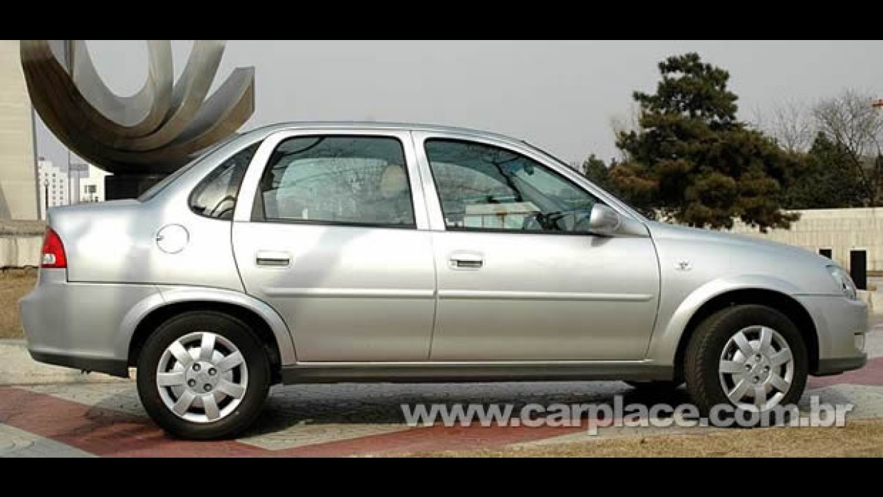 Novo Chevrolet Classic chega em 2010 - Versão atualizada é flagrada na Argentina - Veja fotos