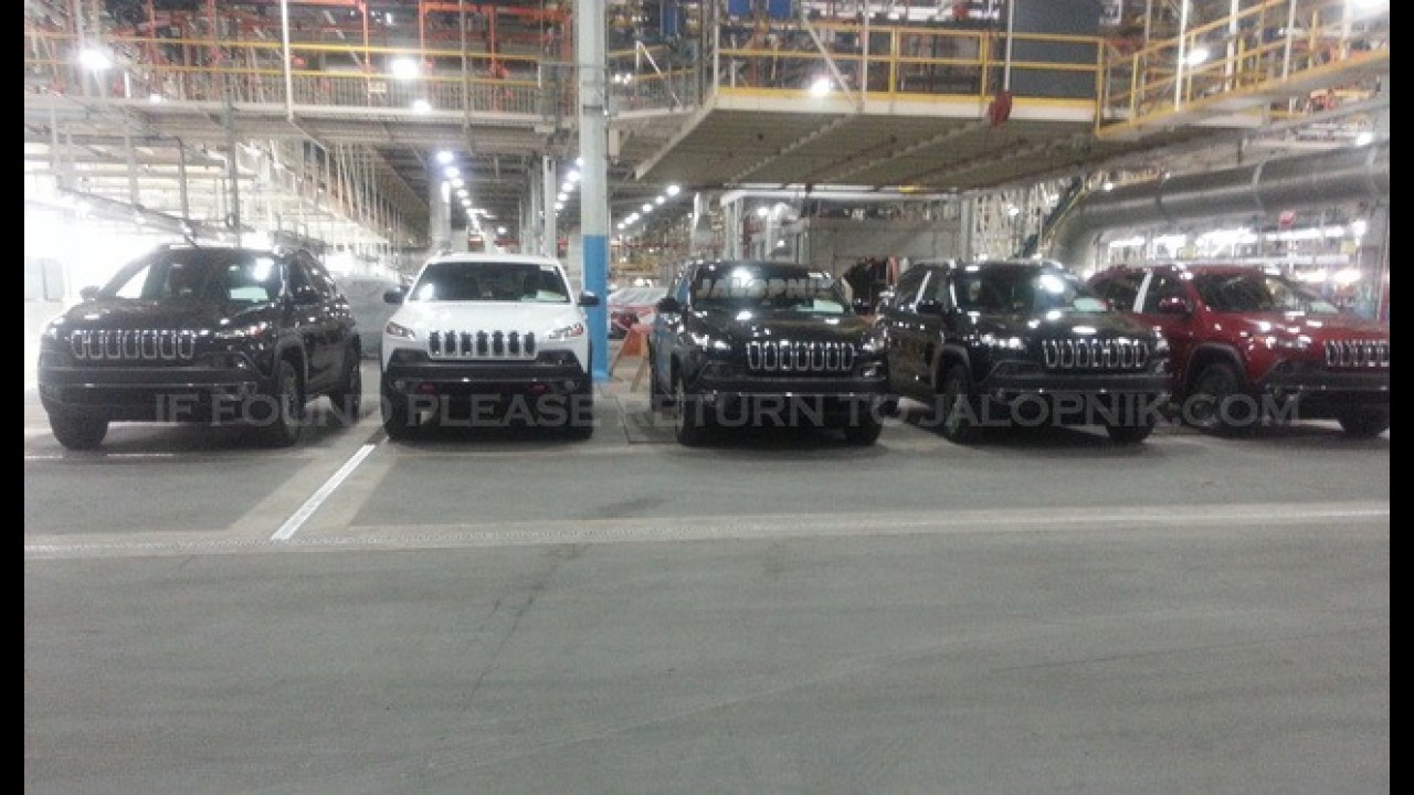 Novo Jeep Cherokee 2014 é flagrado totalmente sem disfarces - SUV estreia em abril no Salão Nova York