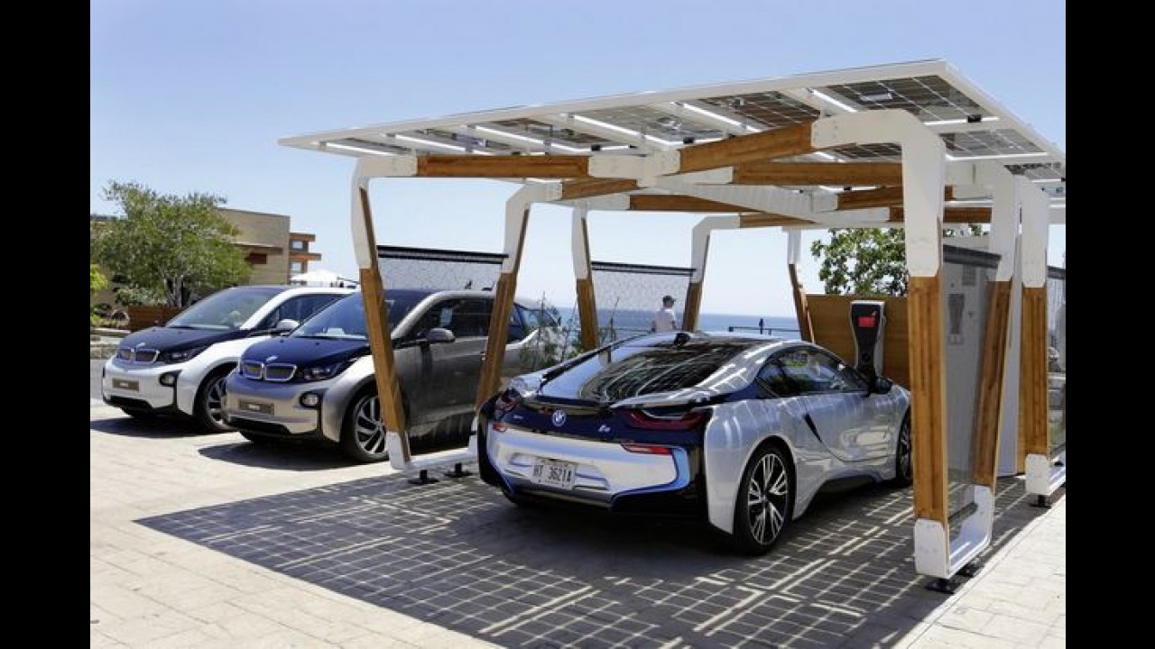 O futuro chegou! BMW cria garagem com painel solar para i3 e i8