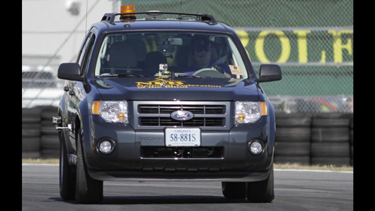 Deficiente visual guia um Ford Escape em Daytona