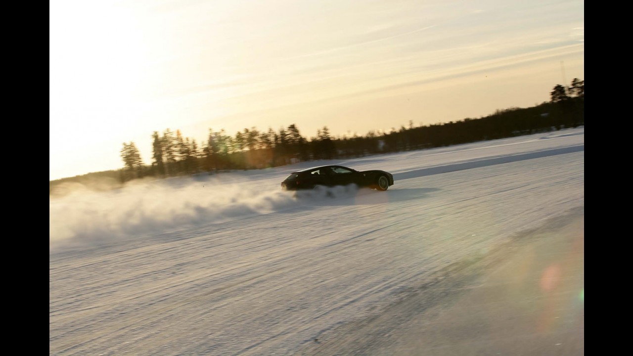Ferrari divulga fotos da nova FF na neve