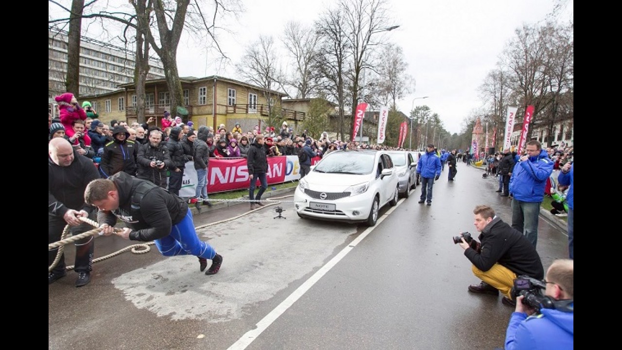 Homem bate recorde mundial ao puxar 12 Nissan Note na Lituânia! Veja vídeo