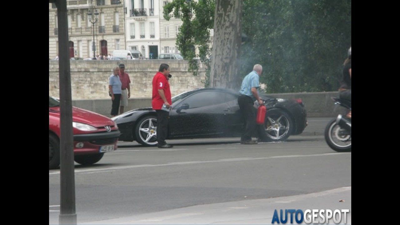 Mais uma! Ferrari 458 Italia pega fogo em Paris