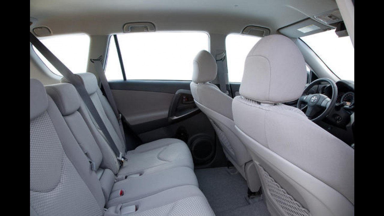 Toyota RAV4 2011 ganha nova versão 4x2 por R$ 92.500 e mais segurança na 4x4