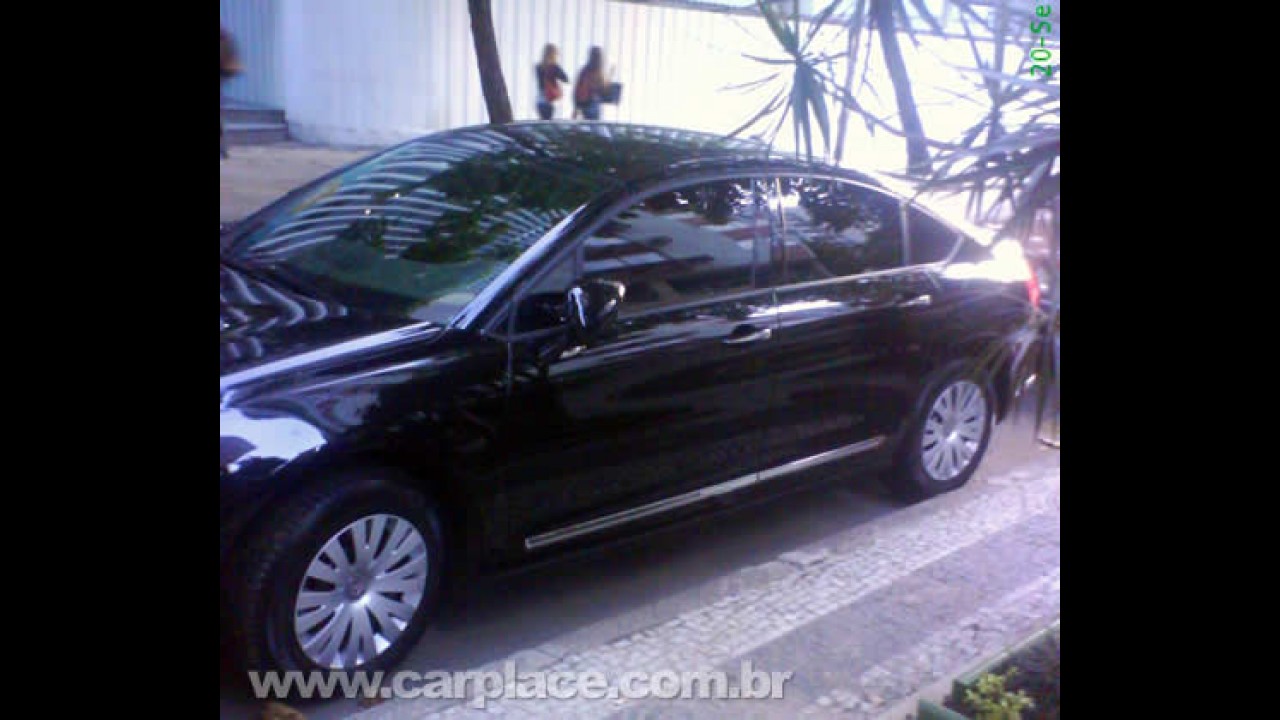 Leitor flagra o novo sedan Citroën C5 sem nenhum disfarce no Rio de Janeiro