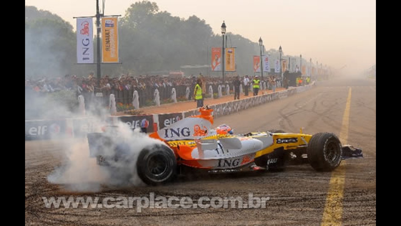 Boxes da Equipe ING Renault F1 Team já estão montados em avenida de SP