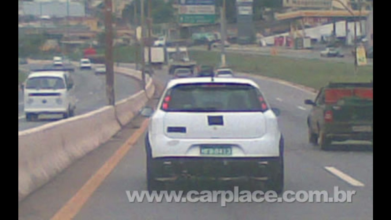Leitor flagra Novo Fiat Punto T-Jet rodando com disfarces em Minas Gerais