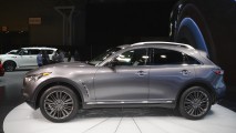 Infiniti, 2017 QX70 Limited'in örtüsünü indirdi
