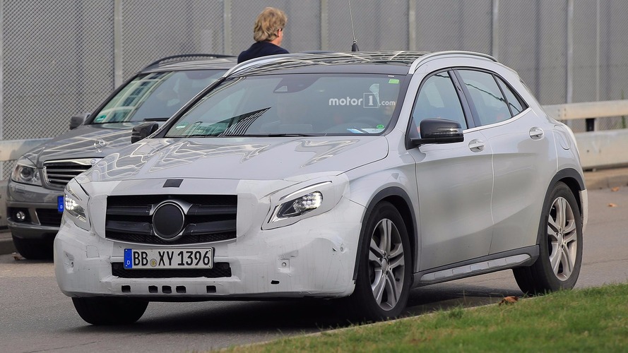 Makyajlı Mercedes-Benz GLA Serisi casus fotoğrafları