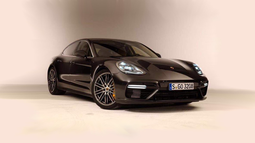 Undisguised 2017 Porsche Panamera Turbo leaks online