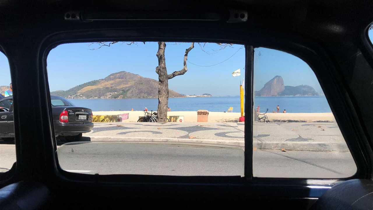 Vista pela janela do táxi do Sr. Edson
