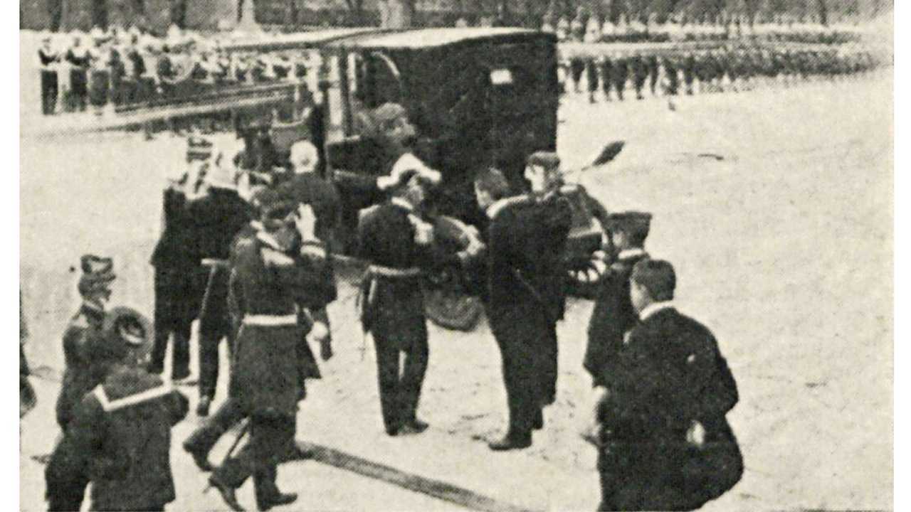 Affonso Pena entra no carro (1907)