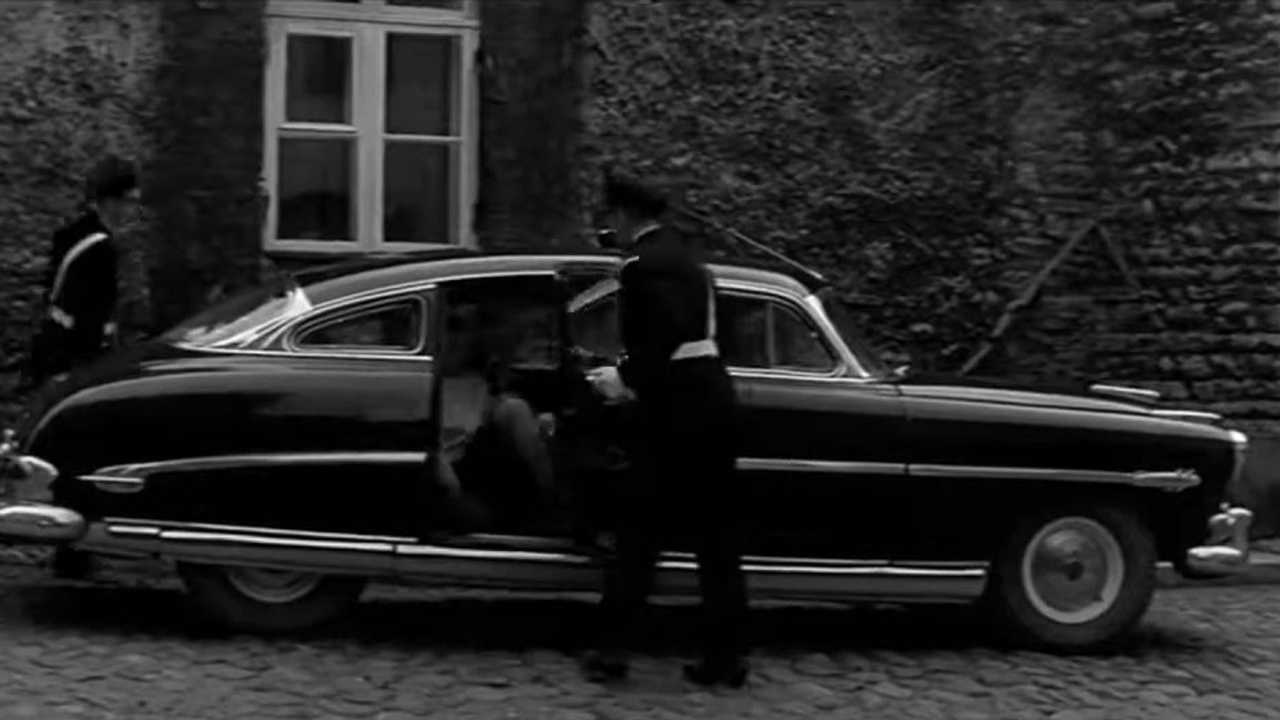 Hudson Hornet начала 1950-х из фильма «Мертвый сезон»