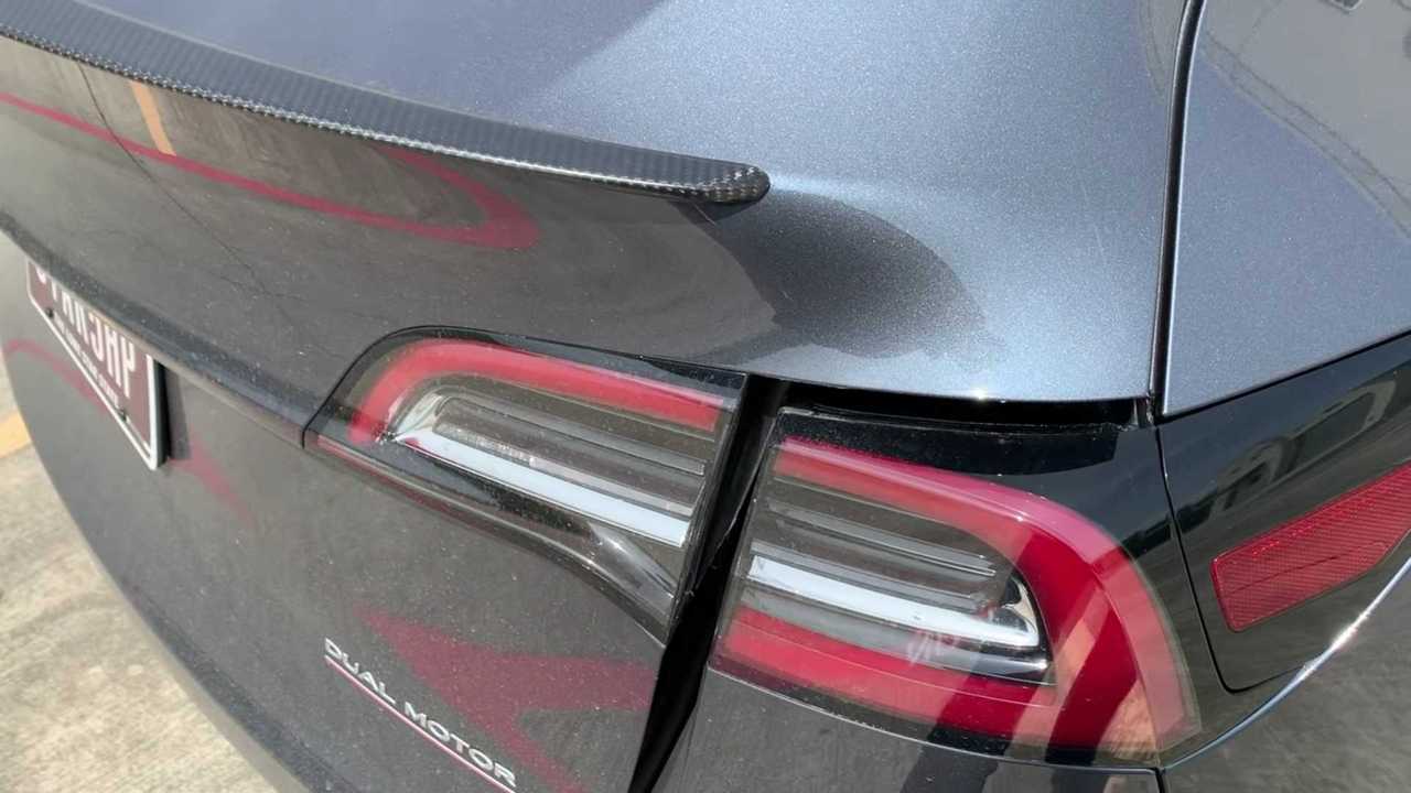 El comprador de Tesla obtiene el nuevo modelo Y, se pregunta si se usó durante años 6 La entrega sin contacto del Tesla Model Y deja al propietario seguro de que tiene un automóvil usado