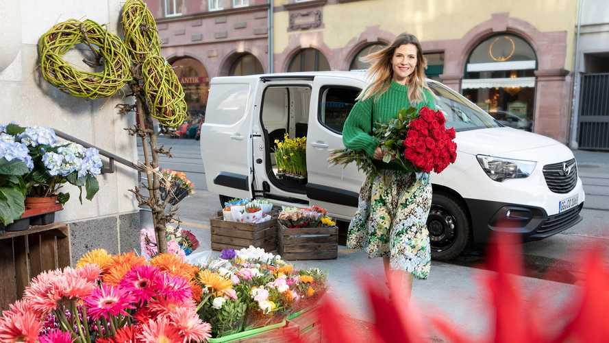 Opel Combo carico di rose per San Valentino