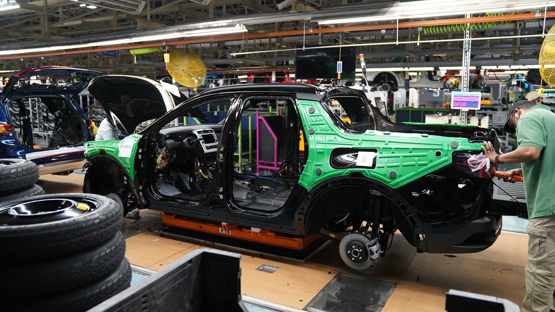 https://cdn.motor1.com/images/mgl/Q10zZ/s6/2022-hyundai-santa-cruz-start-of-production.jpg