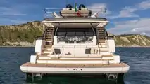 Range Rover vs Ferretti Yachts 1000