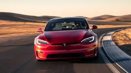 Илон Маск: "Мы могли сделать дальнобойную Tesla год назад" Tesla Model S 2021