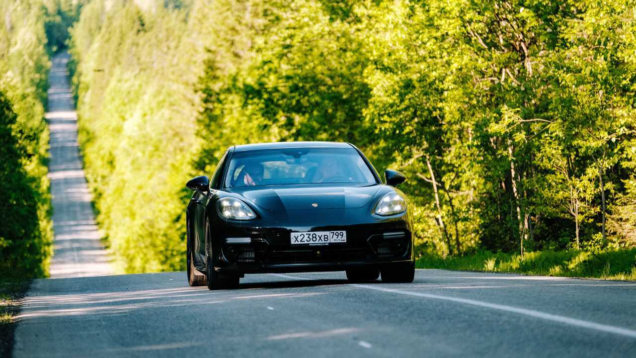 Обновленный Porsche Panamera на загородной трассе