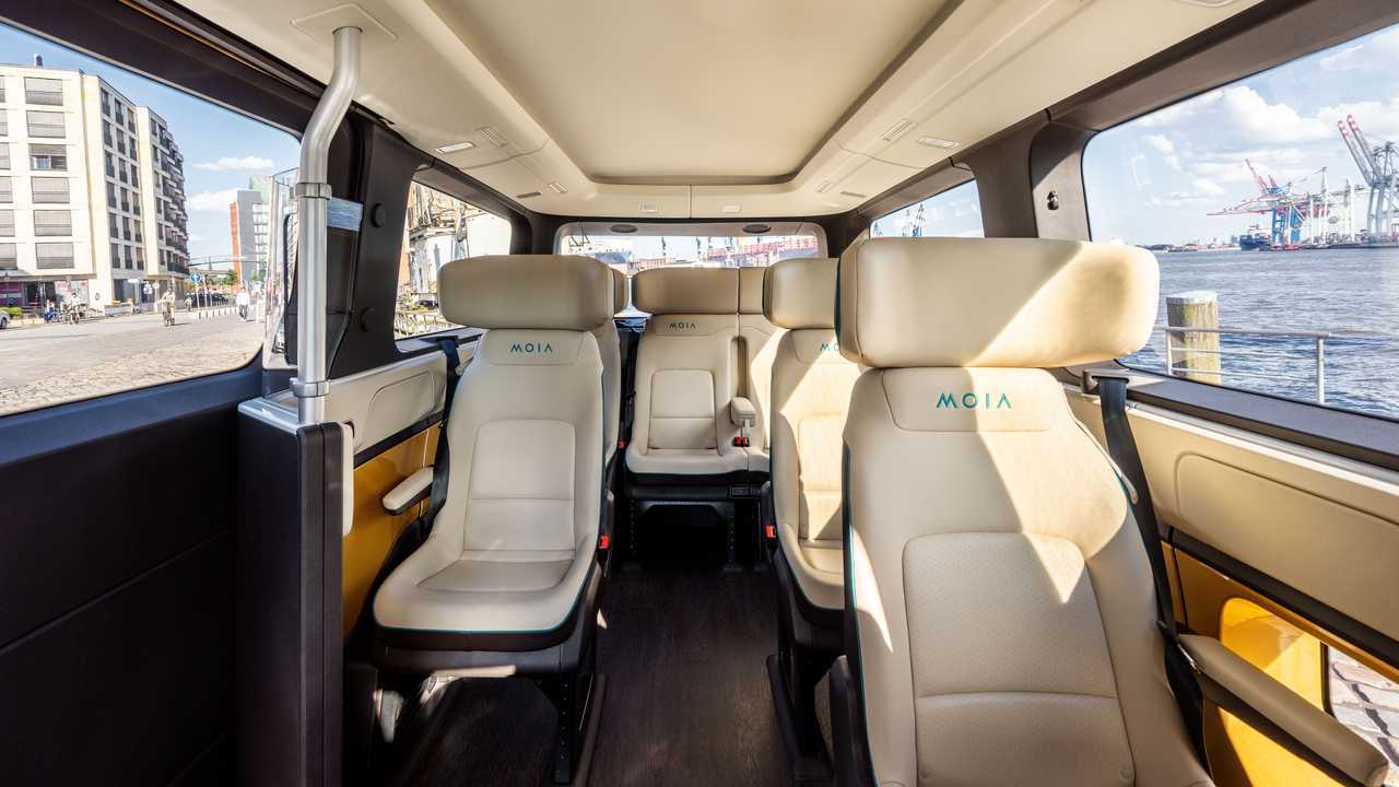 Der ID.Buzz AD soll ab 2025 vom Ridepooling-Anbieter Moia genutzt werden (Bild: Innenraum eines Moia-Sammeltaxis)
