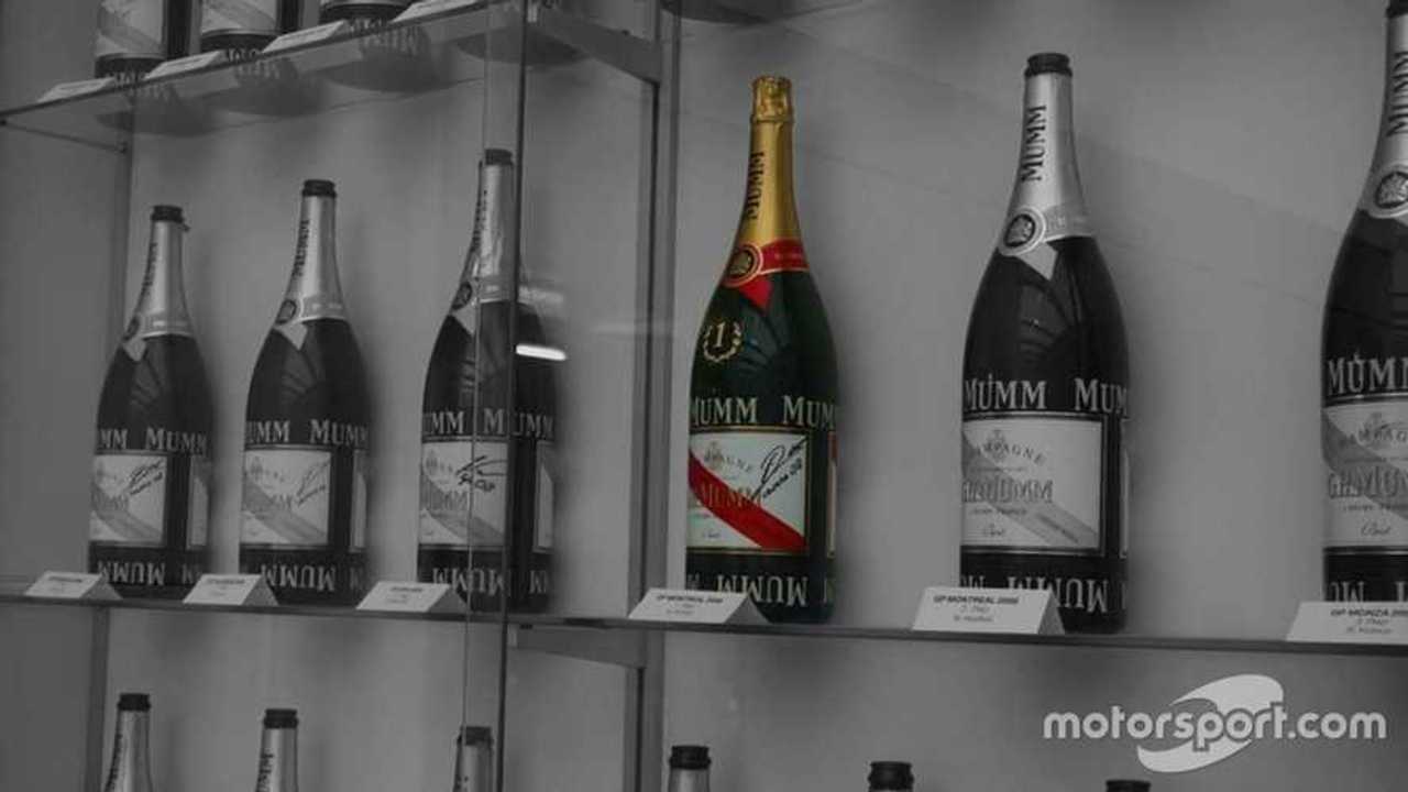 Alfa Romeo 27 podium bottle display