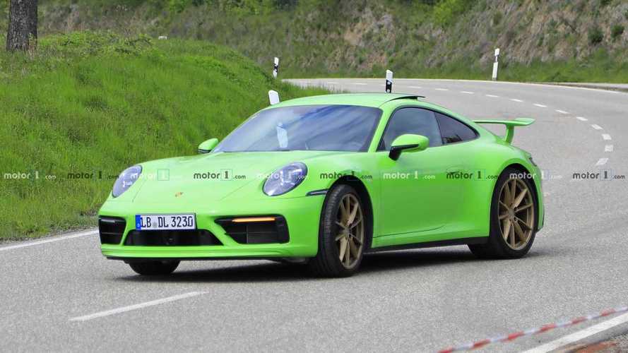 Nuova Porsche 911, le foto spia di uno strano prototipo