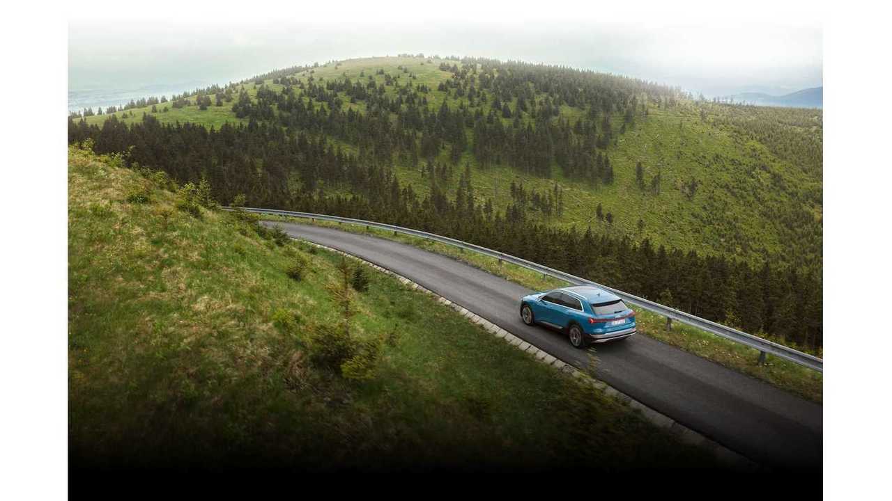 Audi e-tron (wallpaper 2,400x – click to enlarge)