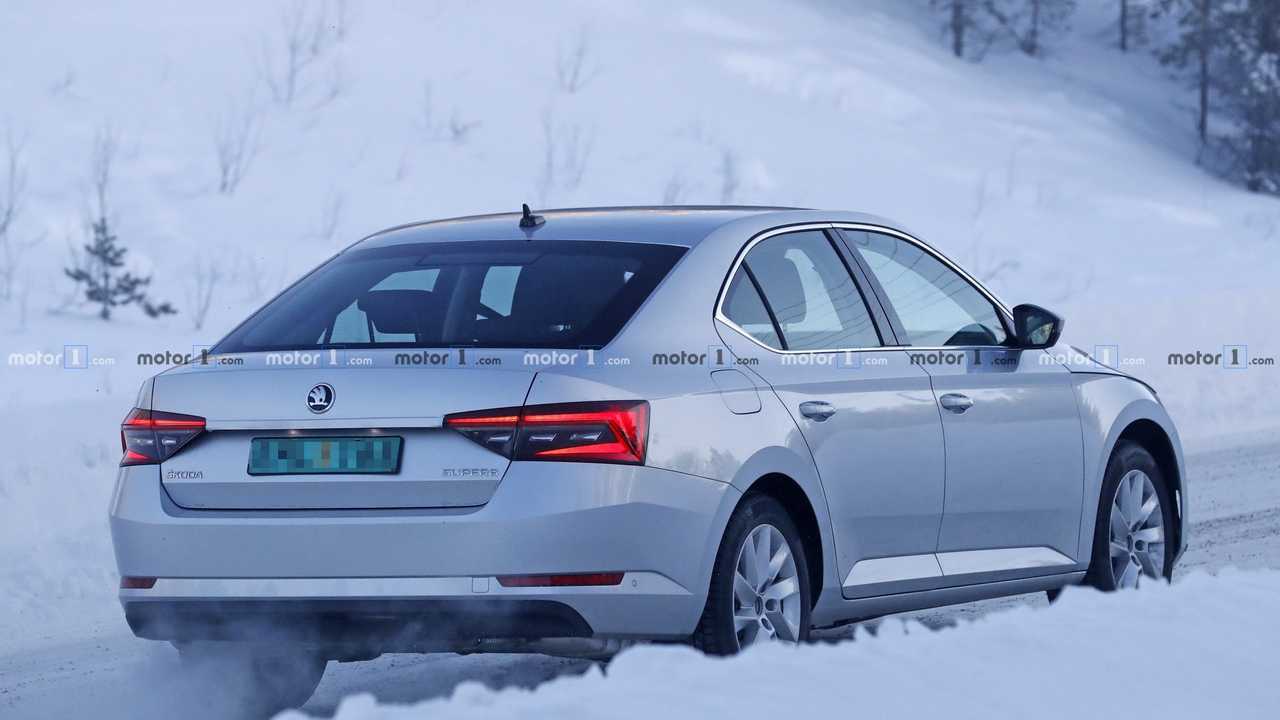 Skoda Superb restyling, le foto spia