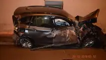 BMW si schianta contro un tunnel