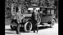 Der Mann rechts sieht zwar aus wie der Chauffeur, doch es handelt sich um den ersten Staatspräsident der Tschechoslowakei Tomáš Masaryk. Er steht hier 1926 vor einem Skoda-Hispano-Suiza.