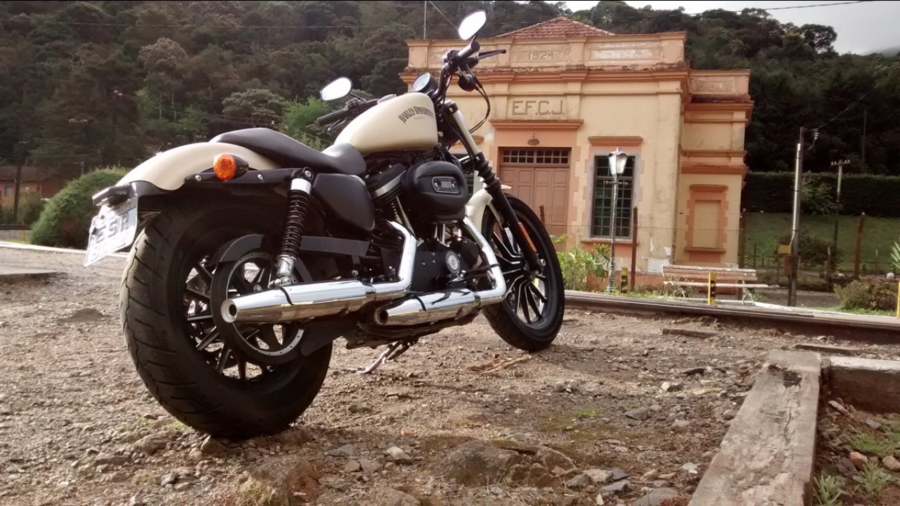 Avaliação: Harley-Davidson Iron 883 numa bucólica viagem ao passado