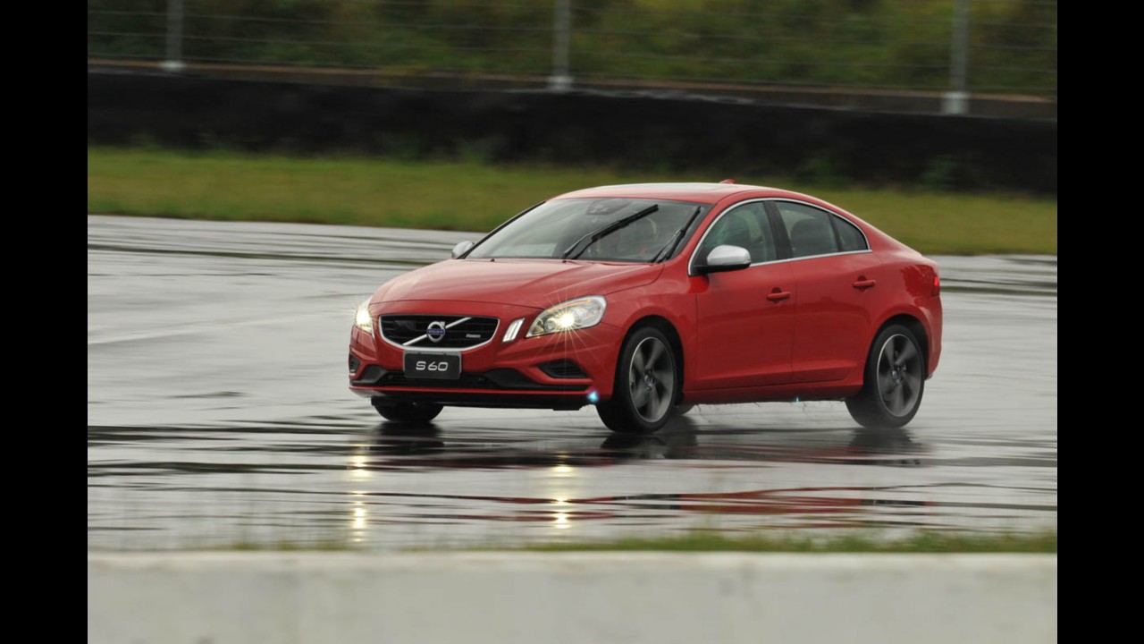 Volta rápida (e molhada): Volvo S60 e V60 T6 R-Design entre raios e trovões