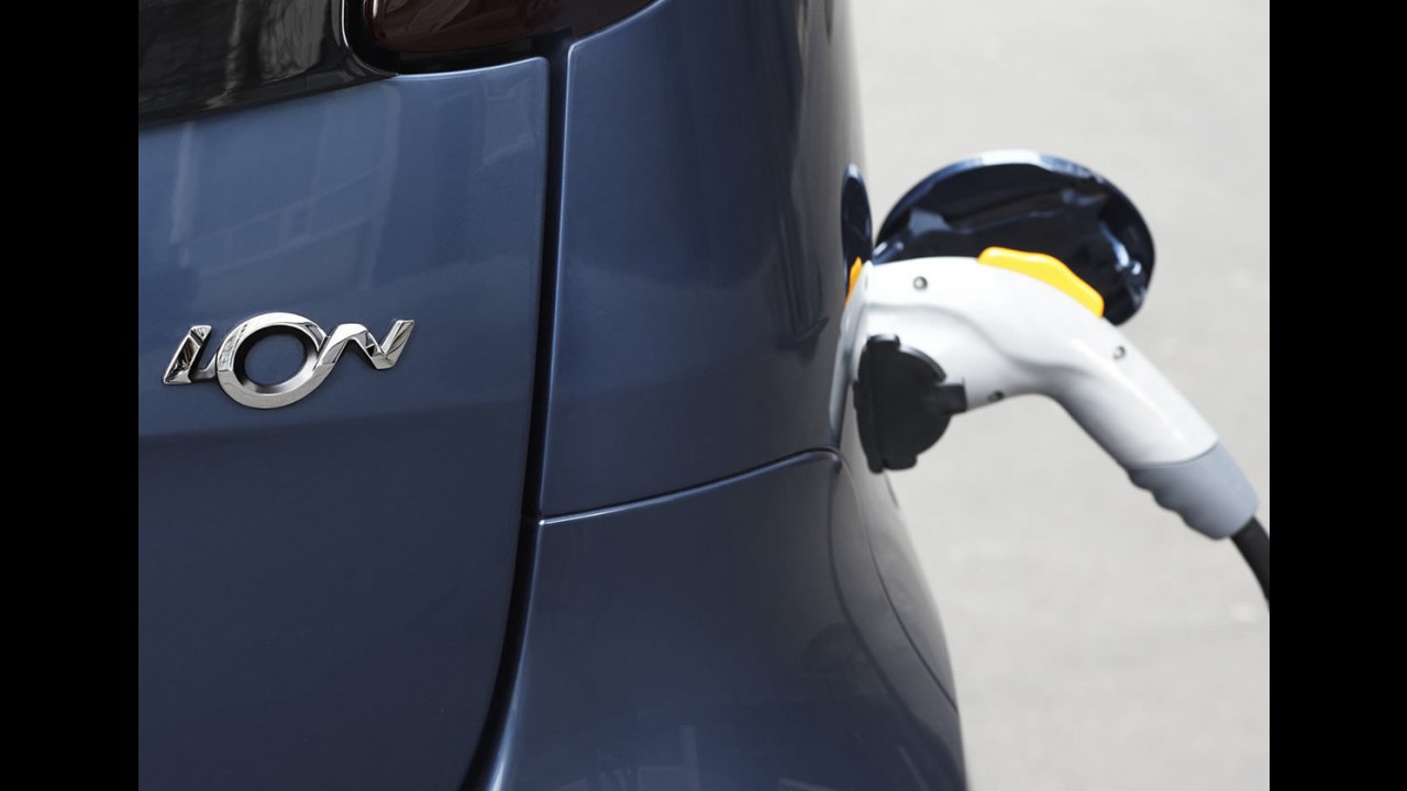 Peugeot iOn: Rainha da Espanha ganha carro elétrico