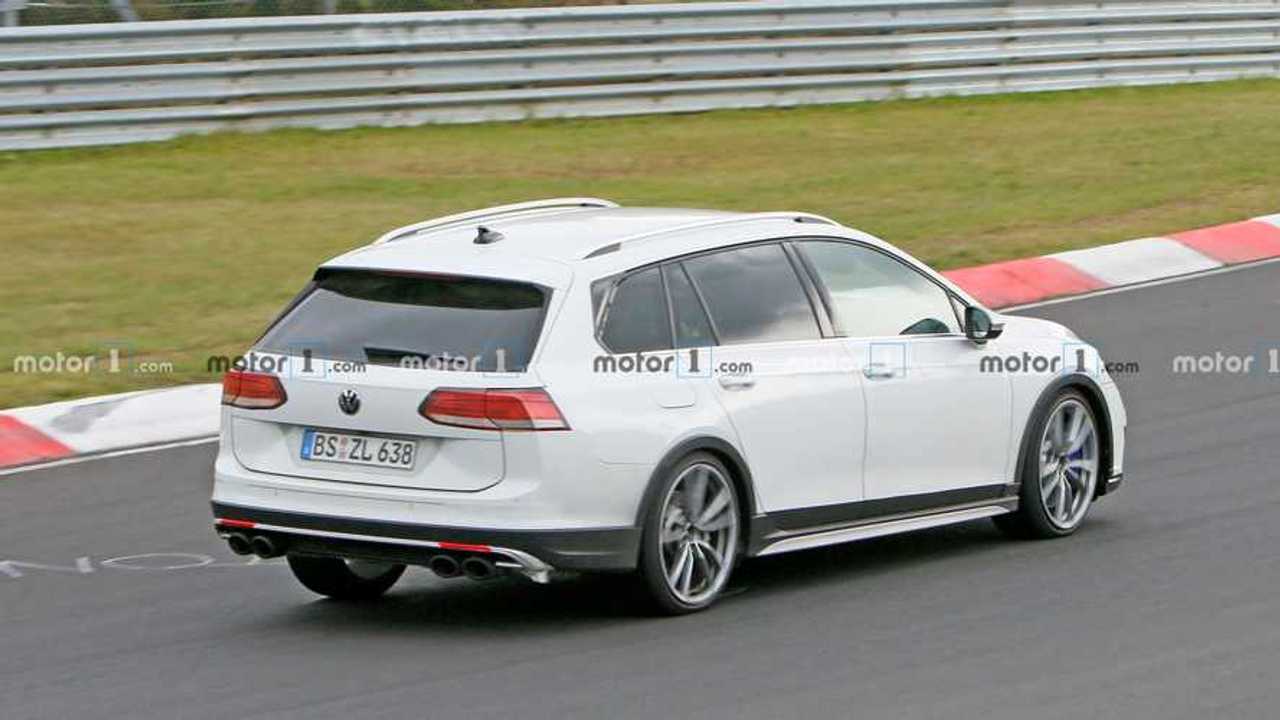 Volkswagen Golf R Variant, le foto spia al Nurburgring