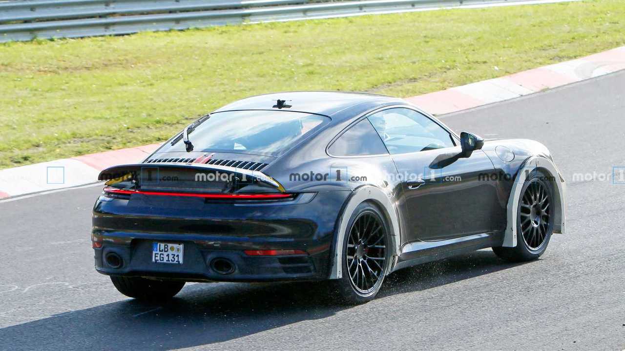 Le foto spia della Porsche 911 con assetto rialzato