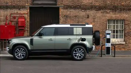 Land Rover Defender PHEV - lateral