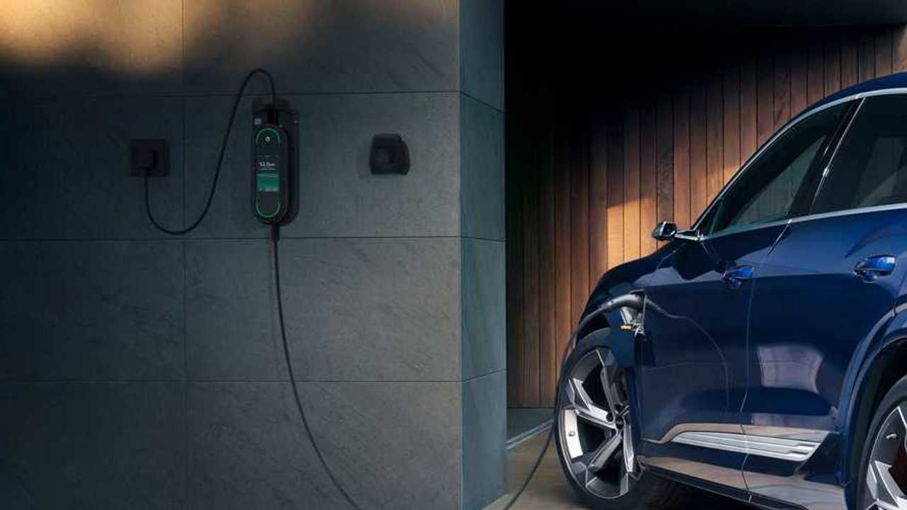 Audi E-tron und E-tron Sportback beim Aufladen