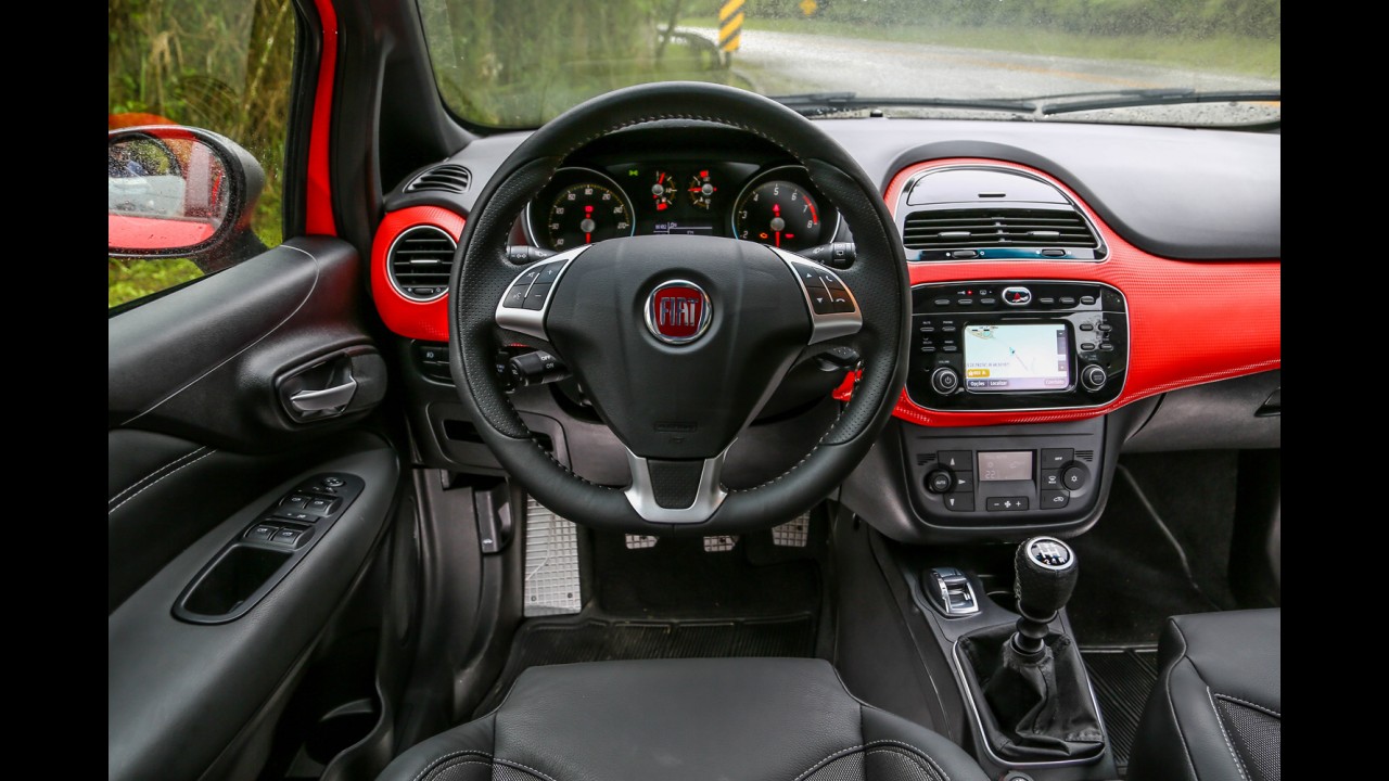 Teste CARPLACE: Sandero RS e Punto T-Jet fazem o pega do momento!