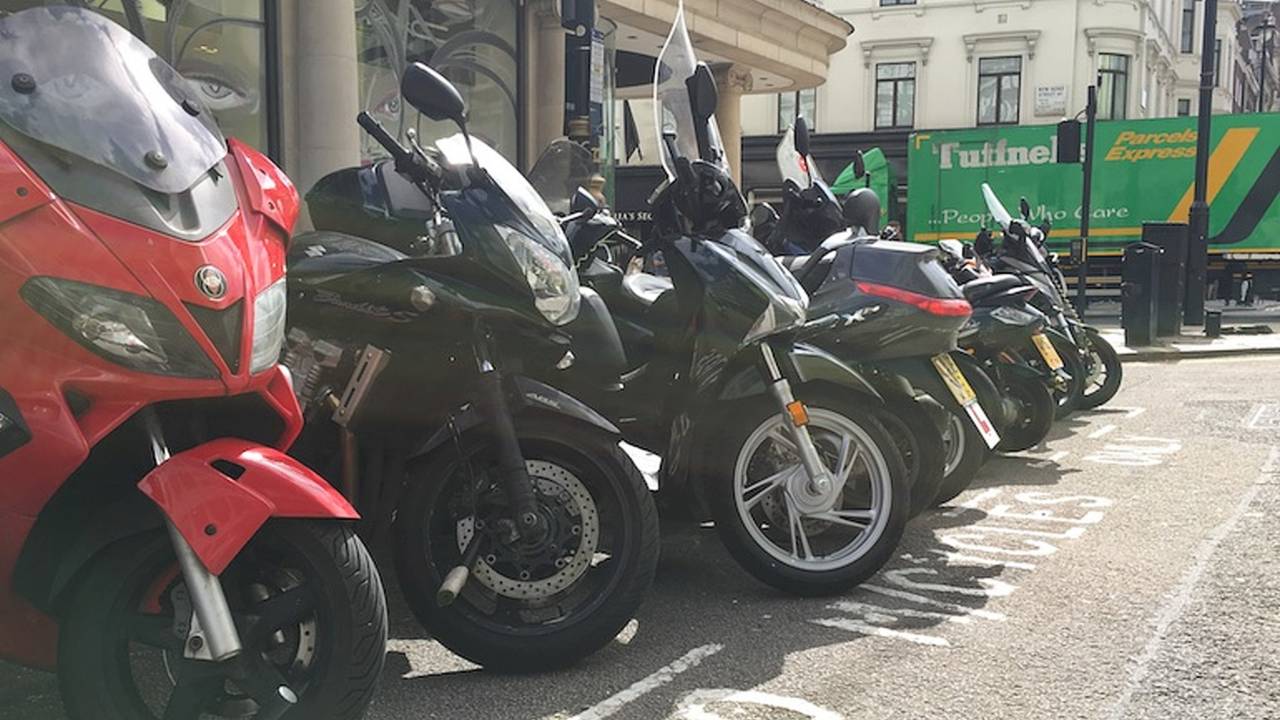 <em>Another nearby parking area – again with hardly anyone making an effort to protect his/her bike.</em>